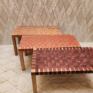 Läderbänk i specialdesign, handgjord med vävd sits och massiv träram. Rustik marockanskinspirerad pall för entré eller sovrum.