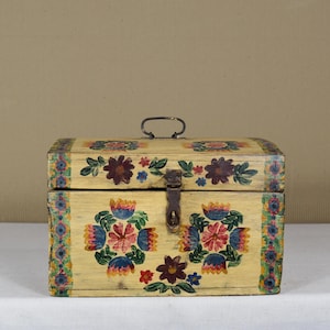 Vintage Wooden Chest - Rustic Storage Trunk with Lid - Antique Keepsake Box - Decorative Wood Crate - Farmhouse Organizer Decor