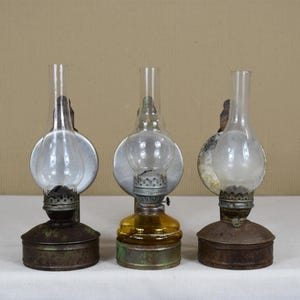 Lâmpada de óleo antiga - Lanterna de querosene vintage - Luz de óleo de vidro rústica - Luminária de mesa de fazenda - Queimador de óleo de metal - Decoração de casa colecionável