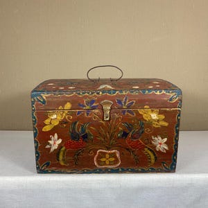 Vintage Wooden Chest - Rustic Storage Trunk with Lid - Antique Keepsake Box - Decorative Wood Crate - Farmhouse Organizer Decor