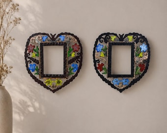 Vintage Folk Art Heart Frame – Hand-Carved Wood Picture Display (9.8"x9.1")
