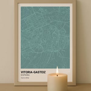 以下が含まれることがあります： スペイン、ビトリア・ガステイスの地図がフレームに入った、ティール色のプリント。下部には「VITORIA-GASTEIZ ESPAÑA」の文字。プリントの前には火の灯ったキャンドルが置かれている。「DIGITAL download」の文字が左上に表示されている。