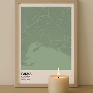 Puede incluir: Una impresión enmarcada del mapa de Palma, España, en tonos verdes. El mapa está etiquetado como "Palma España" e incluye el texto "Maptone Bruma". Una vela encendida se encuentra frente a la impresión. Las palabras "DIGITAL download" están en la esquina superior izquierda.