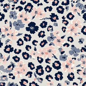 Op de afbeelding: Een stofpatroon met een lichtgrijze achtergrond en een herhalend ontwerp van marineblauwe en zachtroze bloemen, afgewisseld met donker marineblauwe en roze abstracte luipaardvlekken in een verspreide, niet-directionele opstelling.