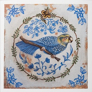 Könnte beinhalten: Quadratischer Kunstdruck mit einem blauen Vogel auf einem Ast, umgeben von einem kreisförmigen Blumendesign. Der Vogel hat gelbe und blaue Federn. Blaue Blumenakzente und ein brauner Rand vervollständigen das Design.