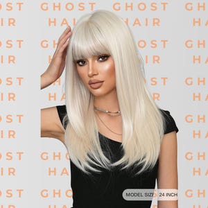 Könnte beinhalten: Eine Frau mit langem, hellblondem Haar mit Pony. Das Haar ist mit einem Stufenschnitt gestylt. Der Text "GHOST HAIR" wiederholt sich im Hintergrund. Die Modellgröße beträgt 61 cm.