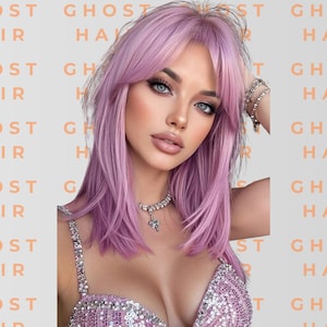 Puede incluir: Una mujer con cabello largo de color lila claro y flequillo, que lleva un top rosa brillante y joyas. El fondo presenta el texto repetido "GHOST HAIR" en naranja.