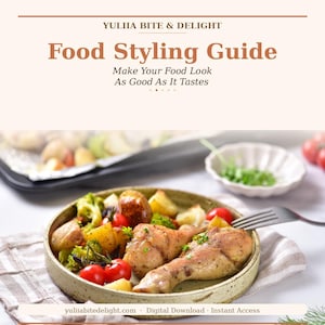 Peut inclure: Un guide de stylisme culinaire avec le texte "Food Styling Guide" et "Make Your Food Look As Good As It Tastes". L'image présente une assiette de poulet rôti, de pommes de terre, de tomates et de brocolis. Le site web yuliiabitedelight.com est également visible.