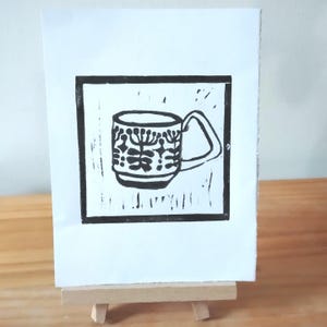 Linogravure "Tasse vintage" – Gravure artisanale A6 en noir | Illustration tasse à grande anse, déco rétro