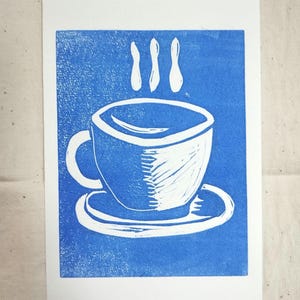 A6 Handgemachter Linolschnitt – Kaffeetasse – Ultramarinblauer Druck – Küchenwanddekor (Linolschnittdruck)