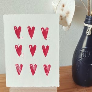Linogravure artisanale A6 – Cœurs rouges – Gravure sur papier fait main