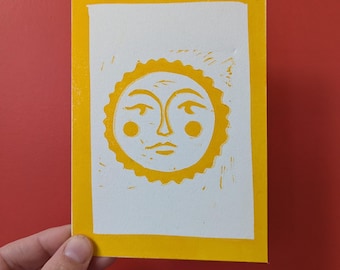 Grabado en linóleo personalizado de sol amarillo – Póster hecho a mano con un mensaje – Regalo simbólico – Ilustración hecha a mano – Tamaño A6