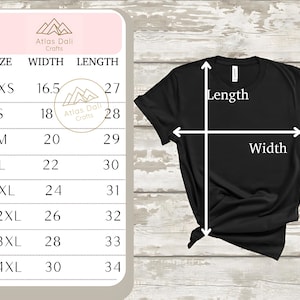 Op de afbeelding: Een zwart t-shirt naast een maattabel. De tabel toont maten van XS tot 4XL met bijbehorende breedte- en lengtematen in inches. Het t-shirt is voorzien van witte pijlen die de meetpunten voor de lengte en breedte aangeven.