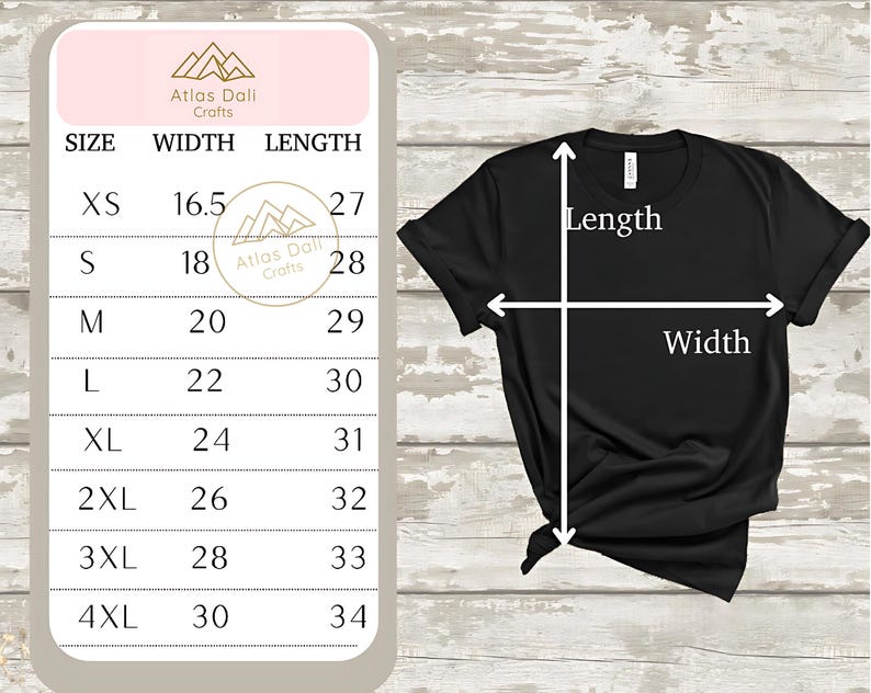 Op de afbeelding: Een zwart t-shirt naast een maattabel. De tabel toont maten van XS tot 4XL met bijbehorende breedte- en lengtematen in inches. Het t-shirt is voorzien van witte pijlen die de meetpunten voor de lengte en breedte aangeven.