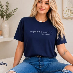 Prosecco Per Favore shirt, T-shirt voor wijnliefhebbers, outfit voor een vrijgezellenfeest, kleding met champagnehumor, leuk shirt met drankthema, Parijs shirt afbeelding 2
