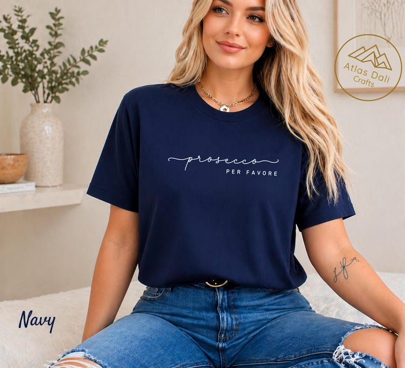 Prosecco Per Favore shirt, T-shirt voor wijnliefhebbers, outfit voor een vrijgezellenfeest, kleding met champagnehumor, leuk shirt met drankthema, Parijs shirt afbeelding 2