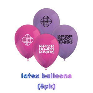 Può includere: Quattro palloncini in lattice viola e rosa. Due palloncini hanno un design grafico bianco e due hanno il testo "K-POP DEMON HUNTERS" in bianco o nero. Il testo "latex balloons" e "(8pk)" è sotto.