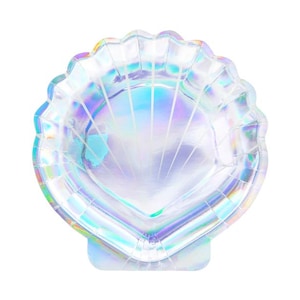 Op de afbeelding: Iridescent schelpvormige papieren bord. Het bord heeft een geschulpte rand en een holografische afwerking, die een spectrum aan kleuren reflecteert, waaronder blauw, groen en paars. Ideaal voor een feest met zeemeermin- of oceaanthema.
