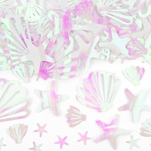 Op de afbeelding: Iridescent schelp- en zeesterconfetti in wit, roze en paars. De confetti is verspreid over een wit oppervlak, waardoor een glinsterend onderwaterthema ontstaat. Ideaal voor knutselen en decoraties.