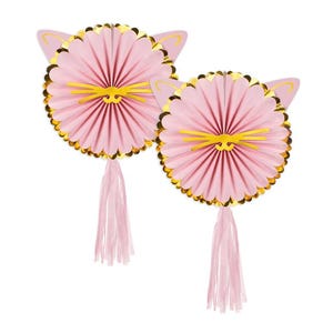 Pode incluir: Duas decorações de festa cor-de-rosa em forma de gato. Cada uma tem um corpo plissado em forma de leque com acabamento dourado, bigodes amarelos e orelhas de gato. Uma borla rosa pende por baixo de cada decoração. Perfeito para uma festa com tema de gato.