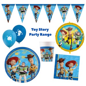Op de afbeelding: Een Toy Story feestartikelen set met driehoekige vlaggenlijnen, blauwe ballonnen met karakterafbeeldingen, een ronde folieballon, papieren borden, een papieren beker en servetten, allemaal versierd met afbeeldingen van Woody, Jessie en Buzz Lightyear.