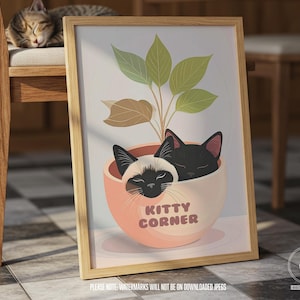 Könnte beinhalten: Gerahmter Kunstdruck mit einer Katzen-Illustration. Zwei Katzen befinden sich in einem pfirsichfarbenen Topf mit dem Text "Kitty Corner". Eine Pflanze mit grünen Blättern befindet sich über dem Topf. Im Hintergrund ruht eine schlafende Katze auf einem Holzstuhl.