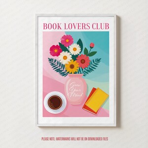 Pode incluir: Uma impressão artística emoldurada com o texto "BOOK LOVERS CLUB" no topo. A imagem apresenta um vaso de flores, uma xícara de café e dois livros. O vaso tem as palavras "Grow Your Mind". O fundo é rosa e azul-petróleo.