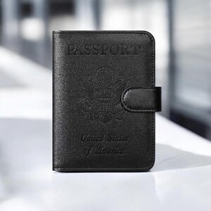 Funda para pasaporte con bloqueo RFID y ranura para tarjeta de vacunación. Funda de viaje con cierre magnético, de piel sintética y con PIN para SIM incluido.