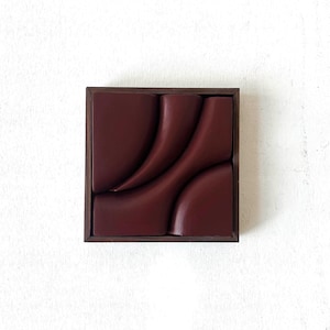 Burgundy 3D Wand-Kunst: Minimalistische Gips-Skulptur, handgefertigtes Relief