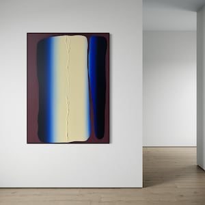 Könnte beinhalten: Abstrakte Malerei mit einem dunkelburgunderfarbenen Rahmen. Das Kunstwerk zeigt vertikale Farbverläufe aus Blau, Creme und Schwarz. Das Gemälde ist an einer weißen Wand in einem modernen Innenraum angebracht.