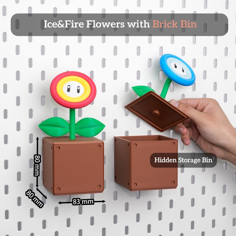 Puede incluir: Dos cubos de almacenamiento en forma de ladrillo marr&oacute;n con decoraciones florales coloridas. Un cubo est&aacute; abierto, revelando el interior. Las dimensiones son 8,0 cm x 8,0 cm x 8,3 cm. El texto "Ice&Fire Flowers with Brick Bin" est&aacute; en la parte superior.