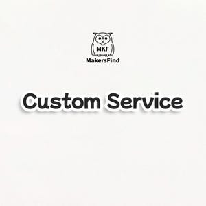 Könnte beinhalten: Weißer Hintergrund mit dem Text "Custom Service" in fetter, schwarzer Schrift mit weißem Rand. Darüber befindet sich ein schwarz-weißes Eulenlogo mit dem Text "MKF MakersFind".