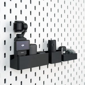 DJI Osmo Pocket 3 Väggfäste för IKEA SKÅDIS eller 1/4 Pegboard Tillbehör | Pocket 3 Hållare med Extra Fack | Kameraorganiseringstillbehör