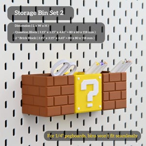 Puede incluir: Un juego de tres contenedores de almacenamiento para tableros perforados. El juego incluye dos contenedores estilo ladrillo y un contenedor amarillo con un signo de interrogaci&oacute;n. Los contenedores miden 80 x 80 x 118 mm. El texto en la imagen dice "Storage Bin Set 2".