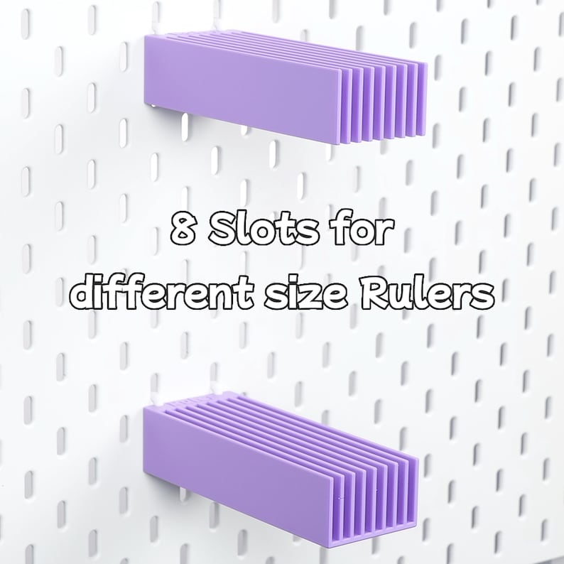 Puede incluir: Dos organizadores de color morado claro montados en un panel perforado blanco, cada uno con ocho ranuras verticales para guardar reglas. El texto 8 Slots for different size Rulers est&aacute; centrado entre las dos unidades de almacenamiento.