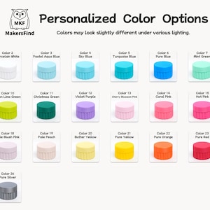Puede incluir: Una carta de colores titulada Personalized Color Options de MakersFind que muestra veintis&eacute;is peque&ntilde;os recipientes cil&iacute;ndricos con lados acanalados. Cada art&iacute;culo est&aacute; etiquetado con un n&uacute;mero y un nombre de color, desde negro y blanco hasta varios tonos brillantes y pastel.