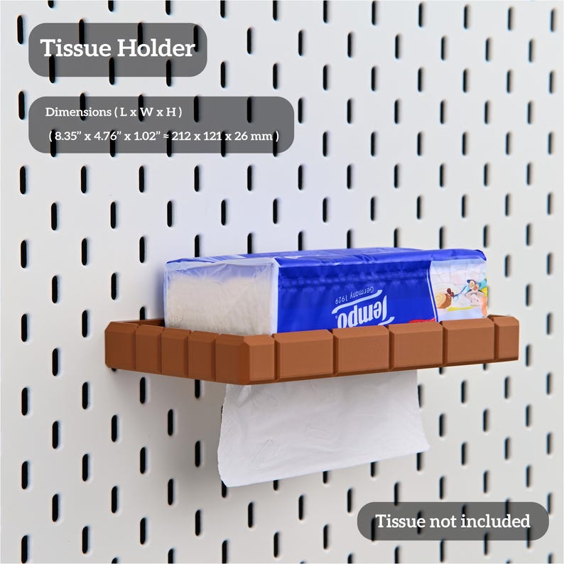 Puede incluir: Un soporte de pa&ntilde;uelos marr&oacute;n con un dise&ntilde;o rectangular, que sostiene una caja de pa&ntilde;uelos azul y blanca. El soporte est&aacute; montado en una pared perforada blanca. Dimensiones: 212 x 121 x 26 mm. El texto "Tissue Holder" es visible.