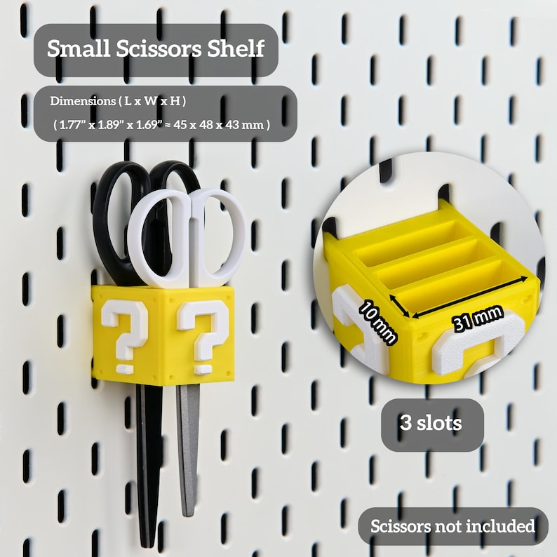 Puede incluir: Un peque&ntilde;o estante amarillo y blanco para tijeras con un dise&ntilde;o de signo de interrogaci&oacute;n. El estante mide 45 x 48 x 43 mm. La imagen tambi&eacute;n muestra un estante amarillo con 3 ranuras, que mide 10 mm x 31 mm.