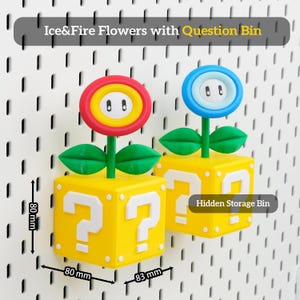 Puede incluir: Dos cajas de almacenamiento decorativas con forma de flor. Una tiene una flor roja y amarilla, la otra una flor azul. Ambas se asientan sobre cajas amarillas con signos de interrogaci&oacute;n, cada una de 8 cm x 8 cm x 8,3 cm. El texto "Ice&Fire Flowers with Question Bin" est&aacute; arriba.
