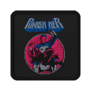 Op de afbeelding: Geborduurde patch met de tekst "Punish Her" in blauw en wit. De patch toont een personage in een roze cirkel met blauwe en witte details, tegen een zwarte achtergrond. De patch heeft een vierkante vorm met afgeronde hoeken.