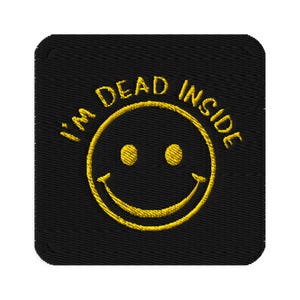 Könnte beinhalten: Schwarzer quadratischer Aufnäher mit abgerundeten Ecken. Der Aufnäher zeigt ein gelbes Smiley-Gesicht mit dem Text "I'm DEAD INSIDE" in Gelb um das Smiley herum gestickt.
