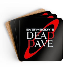 Op de afbeelding: Een set vierkante onderzetters met een kurken achterkant en een zwart bovenoppervlak. Het ontwerp bevat een rode orbitale ring rond de witte tekst "EVERYBODY'S DEAD DAVE", gedrukt in een vet, schreefloos lettertype in het midden.