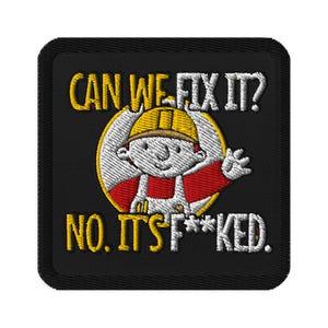 Pode incluir: Patch bordado com fundo preto e um personagem de desenho animado de um trabalhador da construção. O texto "CAN WE FIX IT?" está acima do trabalhador, e "NO. IT'S F***ED." abaixo. O trabalhador usa um capacete amarelo e macacão vermelho.