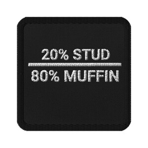 Può includere: Toppa quadrata nera con testo ricamato bianco. Il testo recita "20% STUD" sopra una linea e "80% MUFFIN" sotto la linea. La toppa ha un bordo nero e un aspetto strutturato.