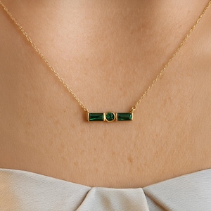 Halsband med morsekod och initialer, hänge med morsekod, morsekodsmycken, halsband med morsekod och present, hänge med baguette-motiv