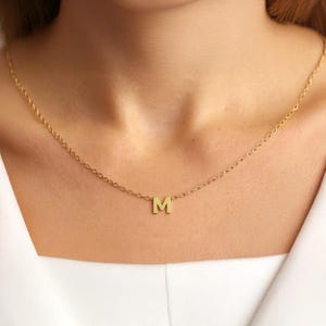 Colar com inicial personalizado, colar com letra personalizada, pingente delicado com inicial, joia com inicial de prata, pingente com letra para presentear a avó