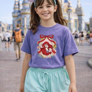 Peut inclure: Une tasse en c&eacute;ramique blanche avec une anse noire et le texte "But First, Coffee" en gras noir. La tasse est pos&eacute;e sur un fond flou. La tasse mesure environ 10 cm de hauteur.