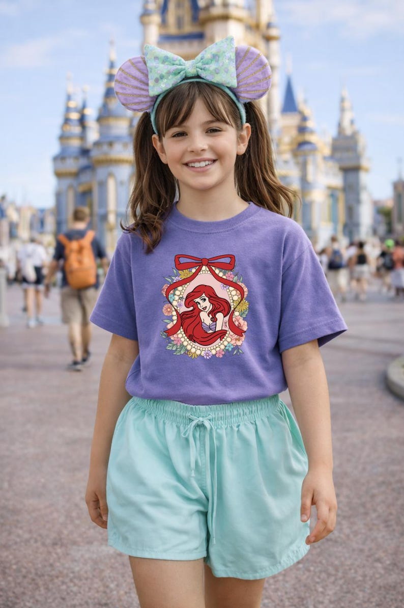 Peut inclure: Une tasse en c&eacute;ramique blanche avec une anse noire et le texte "But First, Coffee" en gras noir. La tasse est pos&eacute;e sur un fond flou. La tasse mesure environ 10 cm de hauteur.
