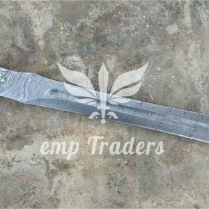 Puede incluir: Una espada detallada con una hoja estampada y un mango oscuro y texturizado. El mango presenta anillos decorativos con detalles dorados. El texto "emp Traders" es visible en la hoja.