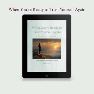 Puede incluir: Una tableta negra muestra el texto "When You're Ready to Trust Yourself Again" y una imagen de una persona en una montaña. También se ve el texto "A Quiet Return to Self-Trust" y "A Gentle Mini Guide".